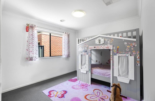 Truganina Maison | Spacious House @Truganina WIFI available 2.5km from Local Shopping Centre