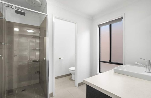 Truganina Maison | Spacious House @Truganina WIFI available 2.5km from Local Shopping Centre