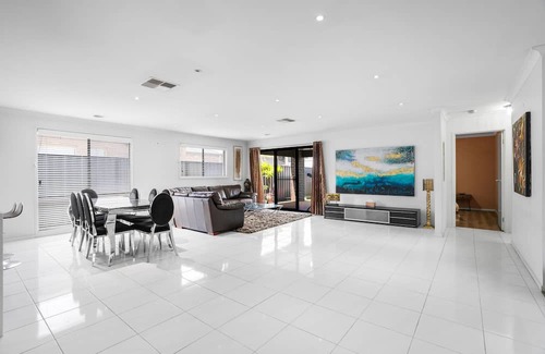 Truganina Maison | Spacious House @Truganina WIFI available 2.5km from Local Shopping Centre