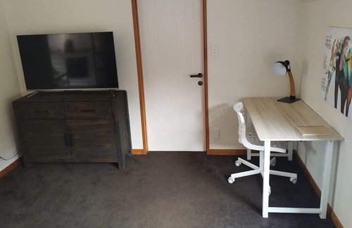 Albany Heights Appartement | Secluded forest retreat -3min to Albany - incl pool and large patios