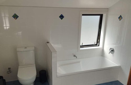 Albany Heights Appartement | Secluded forest retreat -3min to Albany - incl pool and large patios
