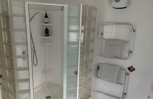 Albany Heights Appartement | Secluded forest retreat -3min to Albany - incl pool and large patios