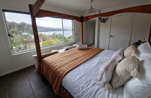 Dover Maison | Comfortable Modern Home on Absolute Waterfront with stunning views