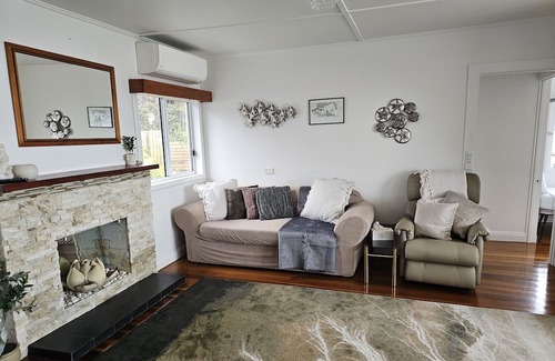 Dover Maison | Comfortable Modern Home on Absolute Waterfront with stunning views