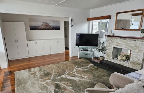Dover Maison | Comfortable Modern Home on Absolute Waterfront with stunning views