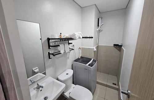 Marilao Copropriété | 5 minutes to SM Marilao! Family-size condo with Smart Tv for Netflix.