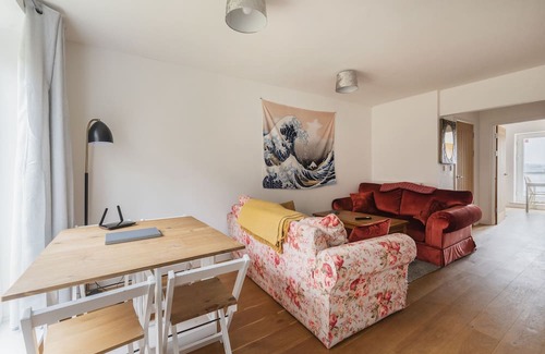 Frome Maison | Spacious, elegant home. Central location. Ideal for holidays and business.
