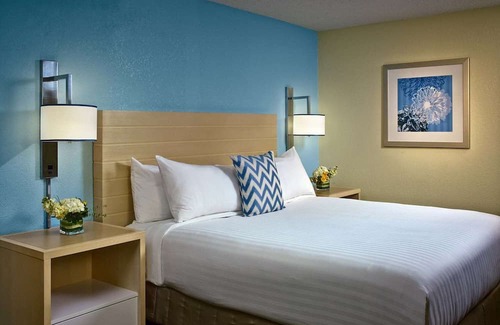 Houston Maison | Perfect for Groups! Spacious Unit w/ Kitchen, Outdoor Pool, Free Bfast & Parking