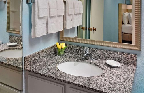 Houston Maison | Perfect for Groups! Spacious Unit w/ Kitchen, Outdoor Pool, Free Bfast & Parking