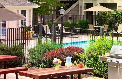 Houston Maison | Perfect for Groups! Spacious Unit w/ Kitchen, Outdoor Pool, Free Bfast & Parking