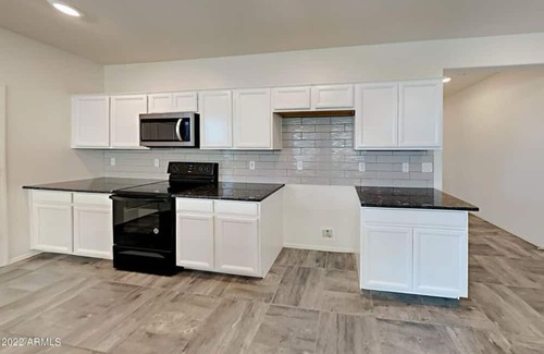 Surprise Maison | CLEAN, COZY Home Away From Home