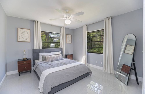 Palm River Estates Maison | Gorgeous Naples home with open-concept layout, sunroom, enclosed pool, & AC