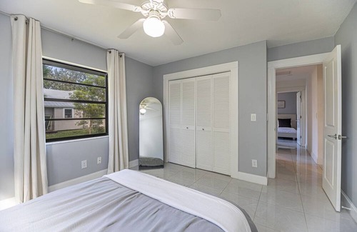 Palm River Estates Maison | Gorgeous Naples home with open-concept layout, sunroom, enclosed pool, & AC