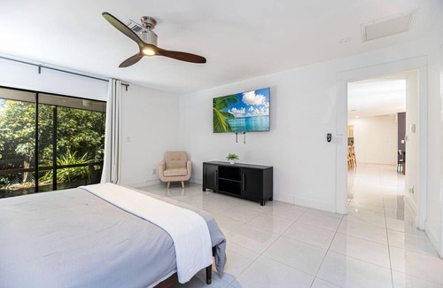 Palm River Estates Maison | Gorgeous Naples home with open-concept layout, sunroom, enclosed pool, & AC