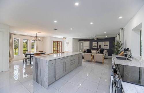 Palm River Estates Maison | Gorgeous Naples home with open-concept layout, sunroom, enclosed pool, & AC