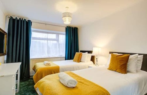 Tilehurst Maison | Quaint 4-Bedroom Retreat in Reading with Parking
