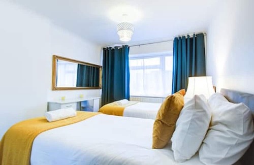 Tilehurst Maison | Quaint 4-Bedroom Retreat in Reading with Parking