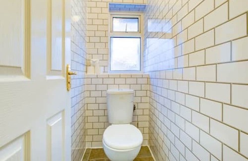 Tilehurst Maison | Quaint 4-Bedroom Retreat in Reading with Parking