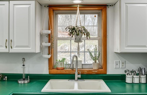 Spencer Maison | Spencer Getaway w/Deck < 1 Mi to Hiking!