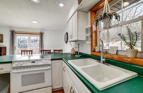Spencer Maison | Spencer Getaway w/Deck < 1 Mi to Hiking!
