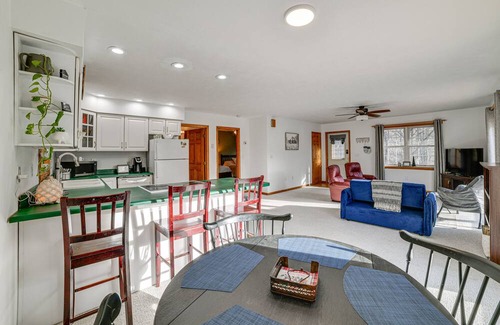 Spencer Maison | Spencer Getaway w/Deck < 1 Mi to Hiking!