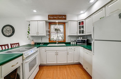 Spencer Maison | Spencer Getaway w/Deck < 1 Mi to Hiking!