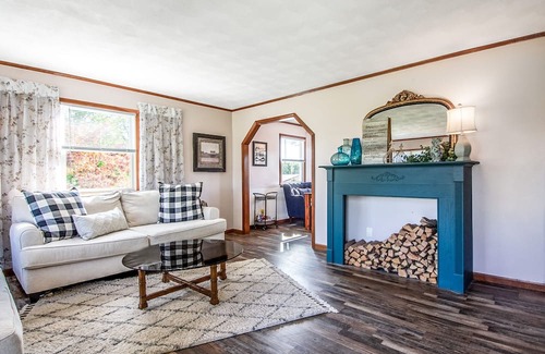 Holts Summit Maison | PLUSH FARMHOUSE Fresh Breakfast + Crackling Bonfire! 2-Separate Areas!