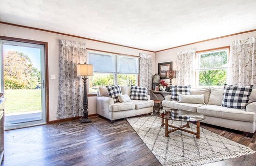 Holts Summit Maison | PLUSH FARMHOUSE Fresh Breakfast + Crackling Bonfire! 2-Separate Areas!