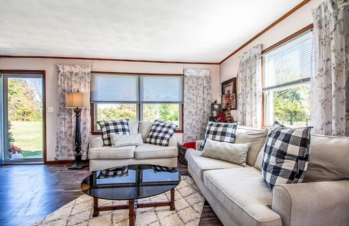 Holts Summit Maison | PLUSH FARMHOUSE Fresh Breakfast + Crackling Bonfire! 2-Separate Areas!