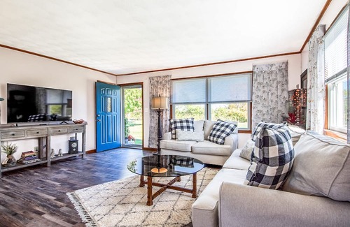 Holts Summit Maison | PLUSH FARMHOUSE Fresh Breakfast + Crackling Bonfire! 2-Separate Areas!