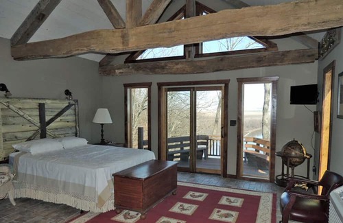 Treloar Lit Et Petit-Déjeuner | Wine Haus: charming cottage with breathtaking views of the Missouri River!!