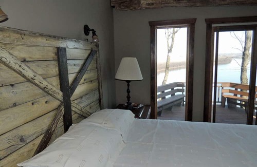 Treloar Lit Et Petit-Déjeuner | Wine Haus: charming cottage with breathtaking views of the Missouri River!!