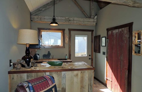 Treloar Lit Et Petit-Déjeuner | Wine Haus: charming cottage with breathtaking views of the Missouri River!!