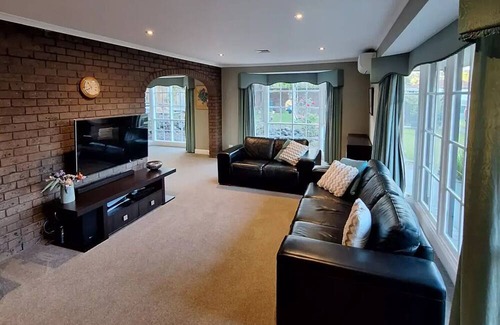 Highton Maison | 4BD House - Available late March to early July Only 6 km to Geelong City Centre