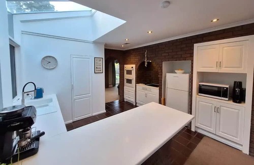Highton Maison | 4BD House - Available late March to early July Only 6 km to Geelong City Centre