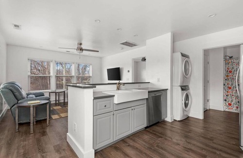 Hope Gardens Copropriété | Wanderer's Retreat ~ Mins to Downtown & Broadway ~ Garage Parking ~ Private Entrance ~ Trendy Area