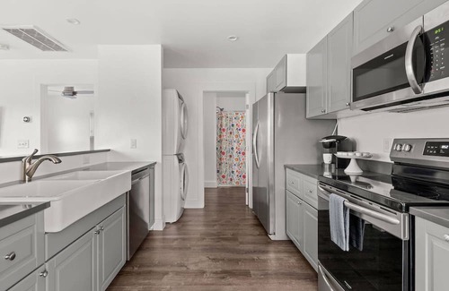 Hope Gardens Copropriété | Wanderer's Retreat ~ Mins to Downtown & Broadway ~ Garage Parking ~ Private Entrance ~ Trendy Area