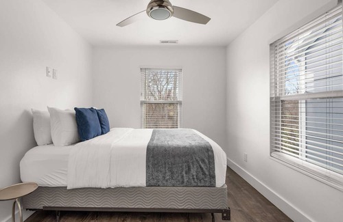 Hope Gardens Copropriété | Wanderer's Retreat ~ Mins to Downtown & Broadway ~ Garage Parking ~ Private Entrance ~ Trendy Area
