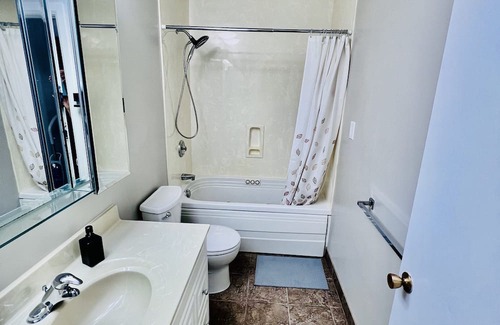 Township of Woolwich Maison | Cozy 3 Bed, 2 Bath, Pet-friendly Full house in Kitchener with all amenities.