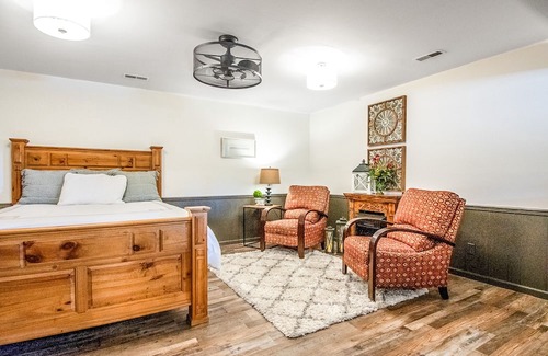 Holts Summit Appartement | FARMHOUSE APARTMENT on 7+/- Acres with Farm Fresh Breakfast + Crackling Bonfire