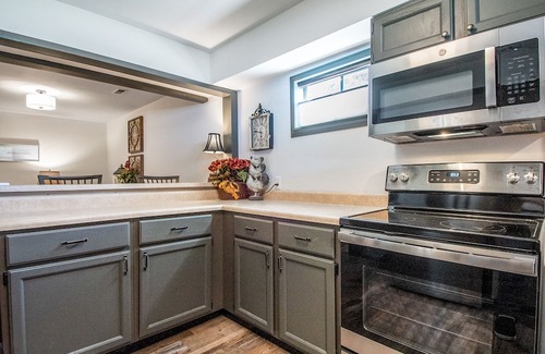 Holts Summit Appartement | FARMHOUSE APARTMENT on 7+/- Acres with Farm Fresh Breakfast + Crackling Bonfire