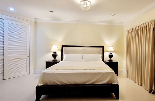 Bahamia West Copropriété | Gated Lux family size condo near beach w/boat dock, working station, pool, canal