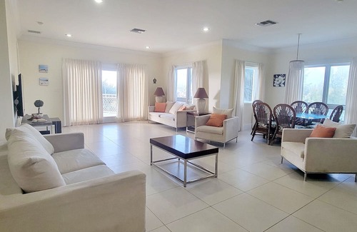 Bahamia West Copropriété | Gated Lux family size condo near beach w/boat dock, working station, pool, canal