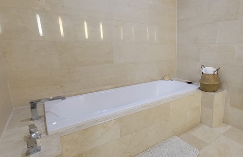 Bahamia West Copropriété | Gated Lux family size condo near beach w/boat dock, working station, pool, canal