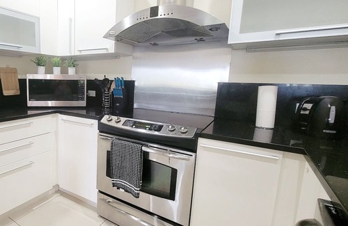 Bahamia West Copropriété | Gated Lux family size condo near beach w/boat dock, working station, pool, canal