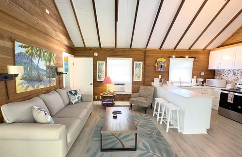 White Street Gallery District Maison | Tree House Retreat - 2 Bedroom / 1 Bath with large shared pool