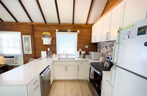 White Street Gallery District Maison | Tree House Retreat - 2 Bedroom / 1 Bath with large shared pool