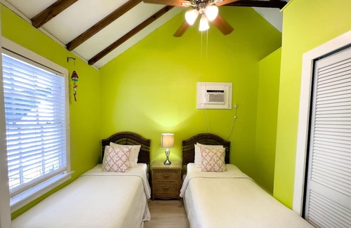 White Street Gallery District Maison | Tree House Retreat - 2 Bedroom / 1 Bath with large shared pool