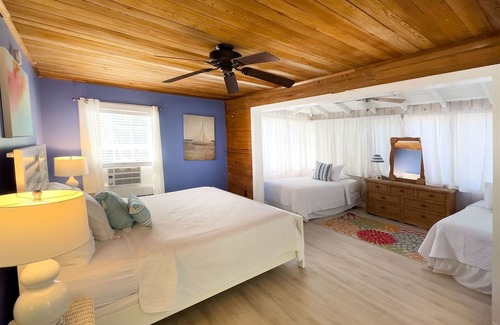 White Street Gallery District Maison | Tree House Retreat - 2 Bedroom / 1 Bath with large shared pool