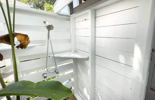 White Street Gallery District Maison | Amanda`s Garden Getaway 3 BR / 2 BA with shared large pool